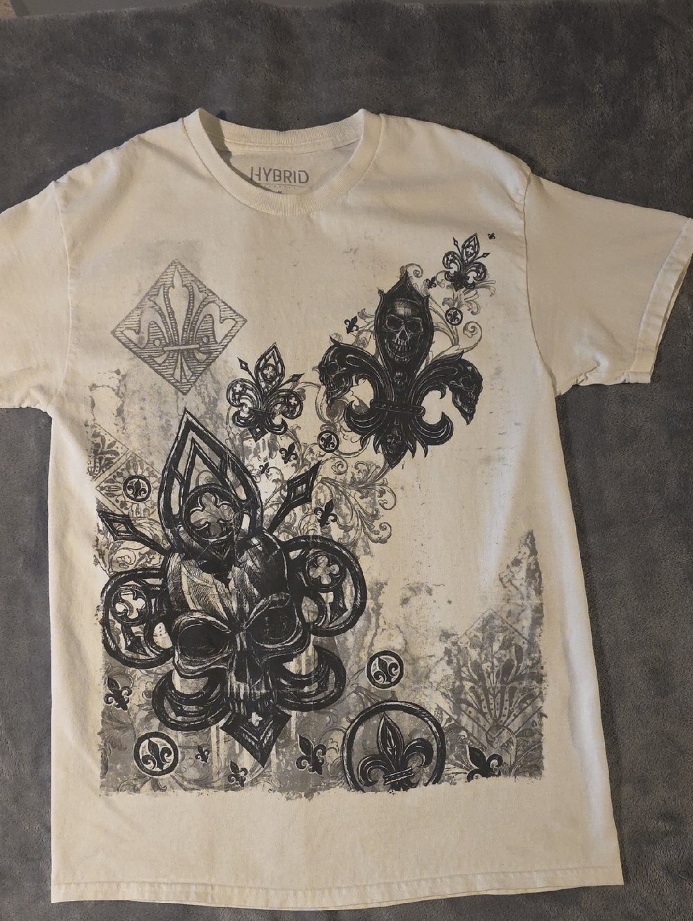 Hybrid & company White T-Shirt with Black Fleur-de-Lis Skull Graphic